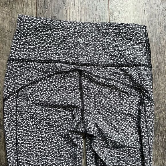 Lululemon Hit It 7/8 Tight 25" Frozen Fizz White Black / Black Size 4 - Picture 9 of 15
